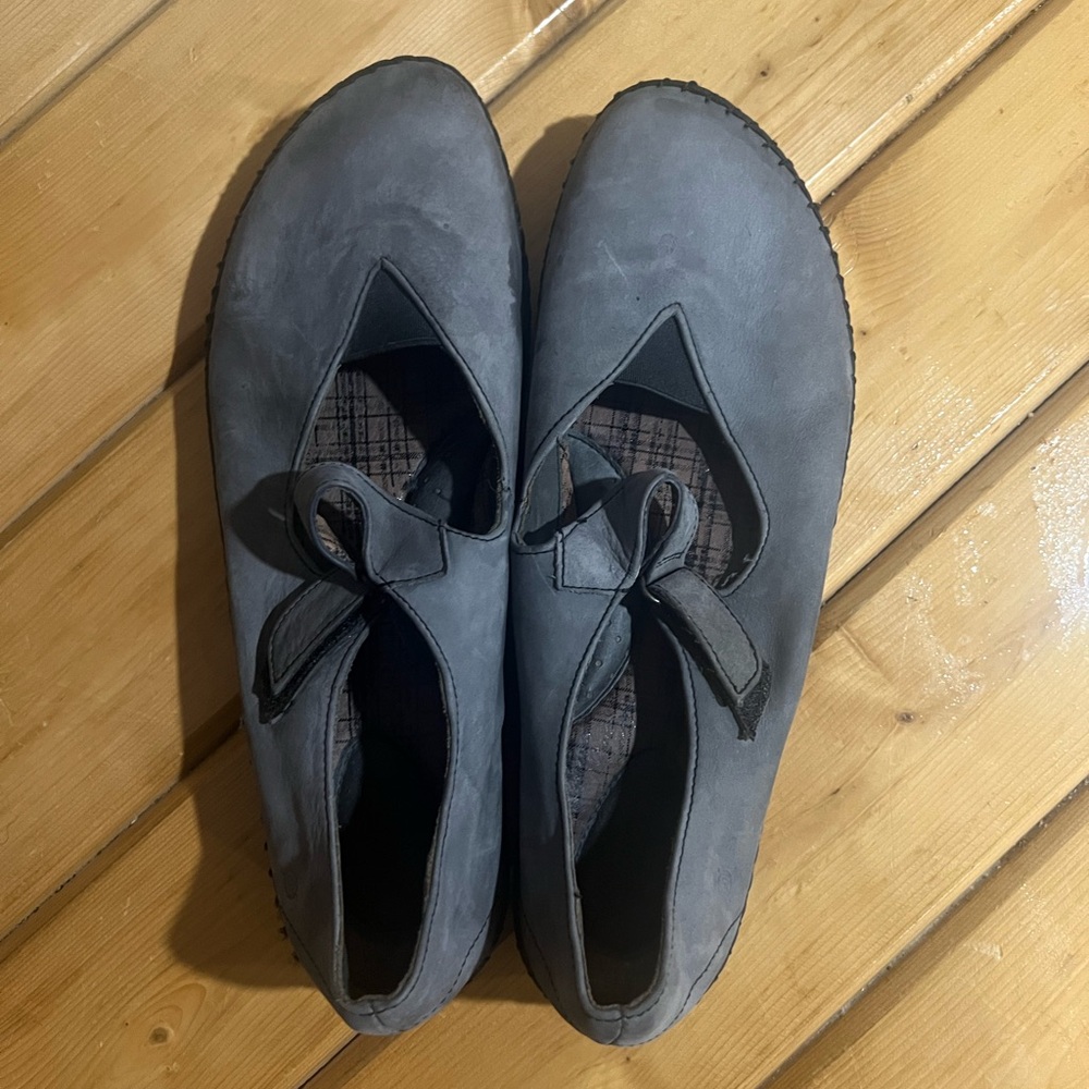 Size 11 or 43 women used born shoes